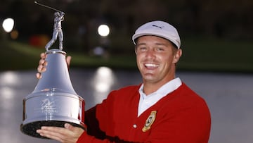 Bryson DeChambeau posa con el trofeo de campe&oacute;n del Arnold Palmer Invitational en el Bay Hill Club &amp; Lodge.