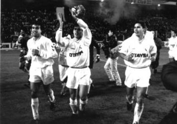 La Supercopa de España de 1990 se conquistó ante el Barcelona. Santi Aragón, Villarroya y Solana celebrando la victoria con el trofeo.