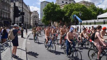 Varios ciclistas ruedan desnudos por las calles de Londres durante el evento organizado por World Naked Bike Ride.