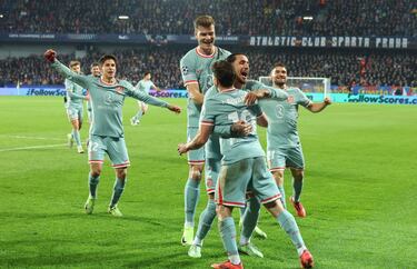 Los jugadores del Atlético celebran con entusiasmo el 0-1.