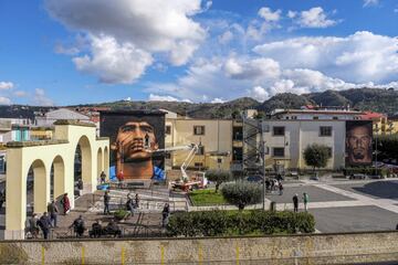 El artista callejero napolitano Jorit Agoch ha creado su nuevo mural en Quarto, en la provincia de Nápoles, que representa el rostro de Diego Armando Maradona, fallecido el pasado día 25 de noviembre. La figura de la gran estrella argentina despierta en Nápoles una grandísima pasión. 