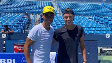 Los tenistas Rafa Nadal y Holger Rune posan antes de un entrenamiento.