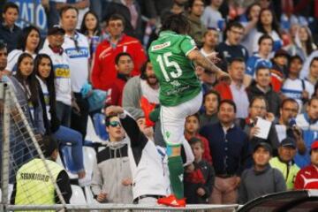 El jugador de Audax Sebastian Pol agrede a un hincha del  Universidad Catolica en el partido disputado en el estadio San Carlos de Apoquindo de Santiago, Chile.