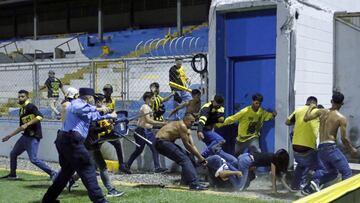 SP01. SAN PEDRO SULA (HONDURAS) 02/04/2022.- Un policía trata de intervenir en una pelea entre asistentes hoy, durante un partido entre Real España y Marathon, en el estadio Morazán de San Pedro Sula (Honduras). EFE/ José Valle
