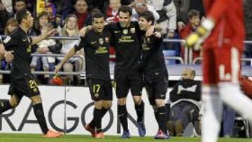 <b>FELICITACIONES.</b> La plantilla azulgrana celebró el cuarto gol del equipo, el conseguido por el incansable, pero sin fortuna ante la meta rival hasta ayer, Pedro.