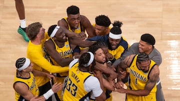 AME9794. NUEVA YORK (ESTADOS UNIDOS), 21/05/2025.- Tyrese Haliburton (c) de Pacers celebra junto a sus compañeros este miércoles, en un partido de la NBA entre los New York Knicks y los Indiana Pacers, en el Madison Square Garden en Nueva York (Estados Unidos). EFE/ Angel Colmenares