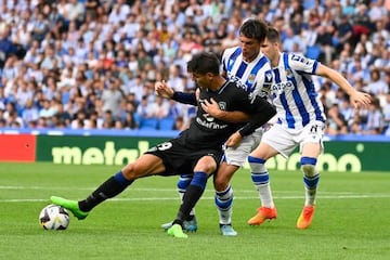 Morata aguanta un balón, con Le Normand agarrándole.