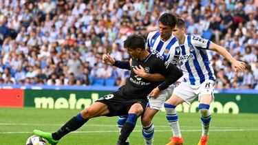 Morata aguanta un balón, con Le Normand agarrándole.