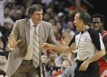 McHale protesta a los árbitros. Está intentando todo pero sus Rockets están al borde la eliminación. Caer en primera ronda sería una decepción.