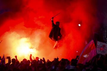 Los aficionados de River celebran el triunfo de su equipo en la Final de la Copa Libertadores ante Boca en la Plaza del Obelisco.