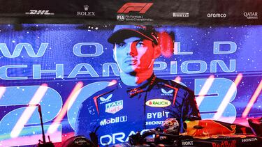 Max Verstappen, subido en su Red Bull, con una imagen propia de fondo que anuncia su conquista del Mundial de Fórmula 1 en el GP de Qatar.