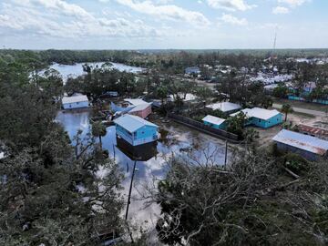 Una vista aérea de un área dañada tras el paso del huracán Helene en Steinhatchee, Florida.