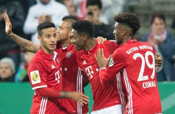 Bayern Munich vs Ausberg: Thiago Alcántara, Arturo Vidal, Kingsley Coman and goalscorer David Alaba. Wed 26 October 2016.