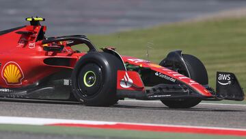 Carlos Sainz, con el Ferrari SF-23 en el test de Bahréin.