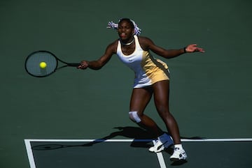 Con tan solo cuatro a?os, Serena Williams gan¨® su primer torneo e incluso antes de cumplir los 10 a?os, ya hab¨ªa participado en 49 torneos, donde gan¨® nada m¨¢s y nada menos que 46 de ellos. Considerada ya la n¨²mero 1 menor de 12 a?os en California. Con 14 a?os todav¨ªa no pod¨ªa participar en torneos patrocinados por la WTA, pero su debut de forma profesional fue el Bell Challenge en Quebec, aunque perdi¨® en menos de una hora de juego. Lo m¨¢s sorprendente fue que en 1997, clasificada como n¨²mero 304 del mundo, venci¨® a la tenista n¨²mero 7 y 4 del mundo, M¨®nica Seles y Mary Pierce en el Abierto de Ameritech en Chicago, aunque en semifinales cay¨® contra Lindsay Davenport. Ese mismo a?o termin¨® dentro del top 100.