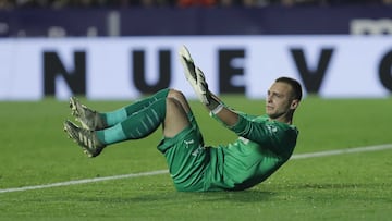 07/12/19 PARTIDO PRIMERA DIVISION
 LEVANTE - VALENCIA
 CAMBIO PORTERO CILLESSEN LESION