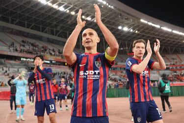 El centrocampista nacido en Alicante pasó por clubes como Valencia, Éibar, Celta de Vigo y Levante antes de iniciar en 2017 su aventura en Malasia. Nacionalizado malasio, ejerce como capitán y referente del JDT, y a sus 39 años sigue siendo clave en el mediocampo, donde ya suma casi una veintena de títulos con los ‘Tigres del Sur’.