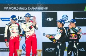 Jari Matti Latvala y su copiloto Miikka Anttila celebrando la victoria con Sebastian Ogier y su copiloto Julien Ingrassia  segundos en el Rally de Suecia