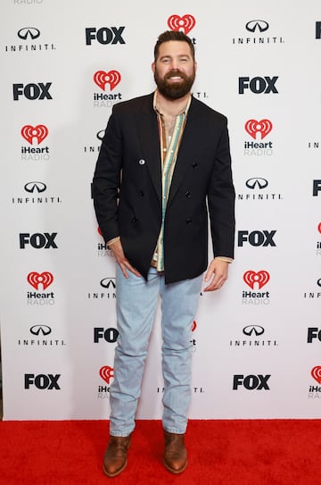 Jordan Davis durante la alfombra roja de los iHeartRadio Music Awards 2023.