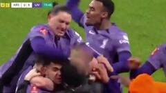 Un hincha del Liverpool entró a celebrar el gol y los jugadores le hicieron esto