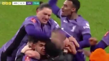 En el primer tanto hemos vivido esta divertida imagen con un espontaneo que saltó al campo.