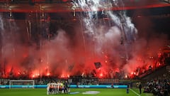 Hinchas del Eintracht Frankfurt en la grada antes del partido de Champions ante el Nápoles.