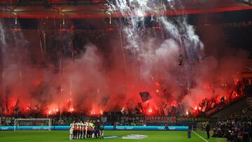 Hinchas del Eintracht Frankfurt en la grada antes del partido de Champions ante el Nápoles.