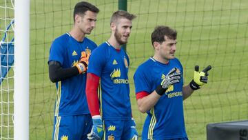 Los guardianes. Casillas, De Gea y Sergio Rico, durante el entrenamiento.
