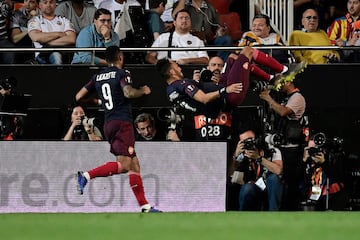 Con el triunfo 2-4 en Mestalla, Arsenal sentenció la serie 7-3 sobre Valencia para clasificar a la final de la Europa League, en la que enfrentará al Chelsea. Finales europeas con cuatro clubes ingleses.