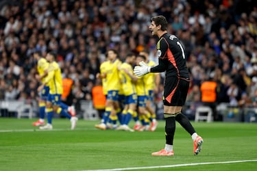 Courtois anima al equipo tras encajar el 0-1 de Fábio Silva jugador de Las Palmas.