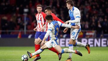 El delantero argentino del Atlético de Madrid, Ángel Correa (2i), intenta llevarse el balón ante el defensa del Leganés, Unai Bustinza, durante el encuentro correspondiente a la jornada 26 de primera división que disputa