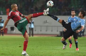 Marruecos-Uruguay. Houssine Kharja y Giorgian de Arrascaeta.