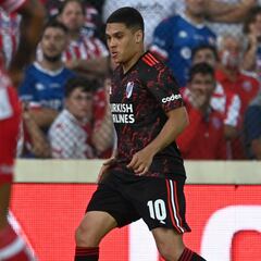 Juanfer Quintero sale con un golpe en caída de River ante Unión