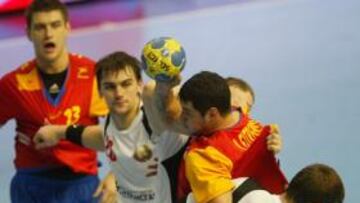 <b>ATAQUE. </b>Entrerríos intenta lanzar ante la defensa bielorrusa.