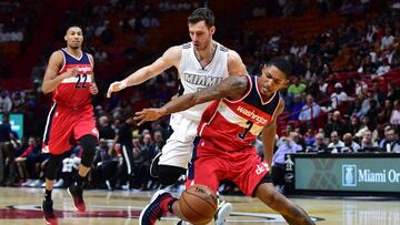 Goran Dragic y Bradley Beal luchan por el balón.