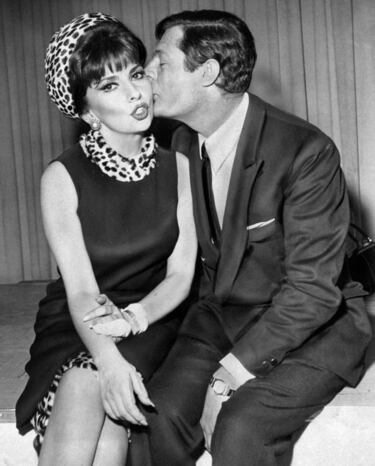 Gina Lollobrigida recibe un beso del actor intaliano Marcello Mastroianni compañero de profesión y con el que compartió cartel de varias películas de éxito como "Vida de Perros" (1950) y " La ley" (1959). 