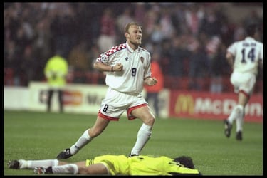 Robert Prosinecki llegó al Real Madrid en 1991 tras una dura pugna por lograr su fichaje entre el conjunto blanco y la Federación yugoslava. Considerado como uno de los grandes talentos jóvenes europeos de comienzos de la década de los 90, su etapa madridista fue un calvario debido a la cantidad innumerable de lesiones que tuvo. En la fase final de la Eurocopa de Inglaterra apenas participó en tres encuentros.