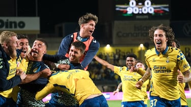 Los jugadores de Las Palmas celebran la victoria ante el Atlético.