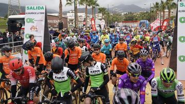 Los ciclistas del pelotón, antes de la salida de una etapa en la Vuelta a Andalucía 2020.