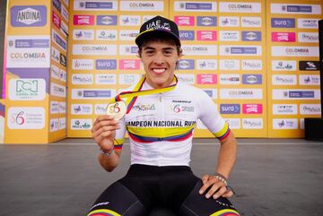 Daniel Arroyave, ciclista del Team Emirates, se quedó con la medalla de oro en la prueba de élite de la categoría Sub 23, del Campeonato Nacional de Ruta. Óscar Guzmán y Cristian Pico se quedaron con el segundo y tercer puesto.