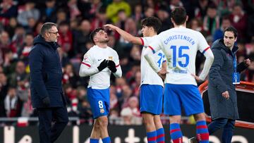 Pedri, consolado por Cubarsí después de la última lesión del talento del Barcelona en San Mamés.