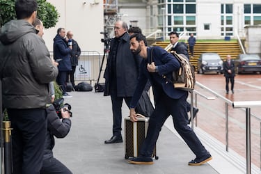Arbeloa llegando al hotel en Manchester. 