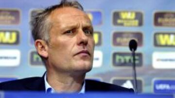 El entrenador del Friburgo, Christian Streich, durante la rueda de prensa que ha ofrecido esta tarde en el Estadio Ramón Sánchez Pizjuán de Sevilla, previa al partido de la Liga Europa que su equipo disputará mañana frente al Sevilla FC.