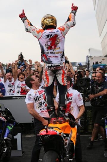 Márquez ganó su segundo mundial en MotoGP (cuarto mundial en total) en el Gran Premio de Japón. En la imagen, Marc Márquez celebra la victoria en Motegi. 