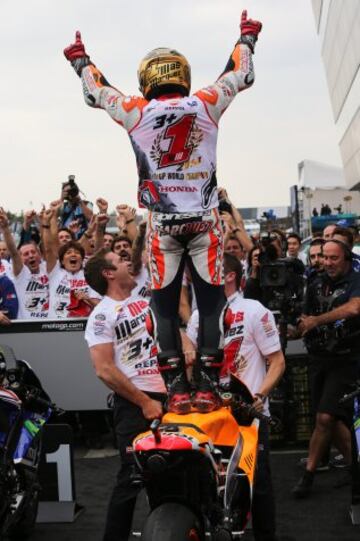 Márquez ganó su segundo mundial en MotoGP (cuarto mundial en total) en el Gran Premio de Japón. En la imagen, Marc Márquez celebra la victoria en Motegi. 