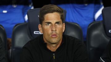 Robert Moreno, en el banquillo del Camp Nou.