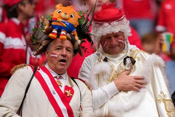 Dos divertidos seguidores de Austria durante el partido de octavos ante Turquía.