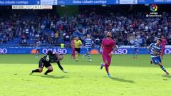 Este arquero intentó despejar el balón y... ¡le salió hacia atrás!