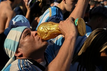 Miles de aficionados celebran en Buenos Aires el pase a la final del Mundial de Qatar 2022.