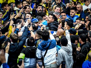 El exjugador y candidato a presidente de Boca Juniors Juan Román Riquelme saluda a los aficionados después
de votar. Está claro que el exfutbolista de Barça y Villarreal, entre otros clubes, es una persona muy querida en Buenos Aires, como puede comprobarse por el apasionado fervor con el que es aclamado por los seguidores.